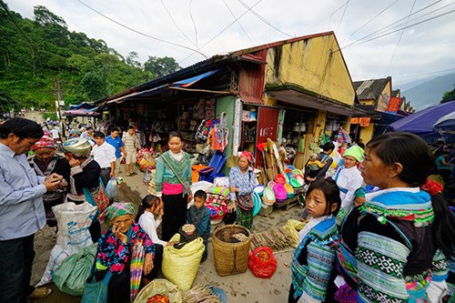 Buổi sáng ở chợ phiên Mường Hum.