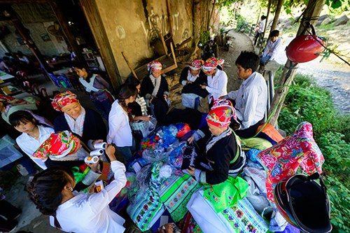 Khu bán hàng thổ cẩm là nơi luôn đông vui, nhộn nhịp nhất.