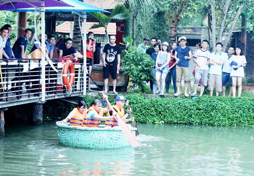  Bơi thuyền thúng là hoạt động thu hút du khách tại Bảo gia trang viên. 
