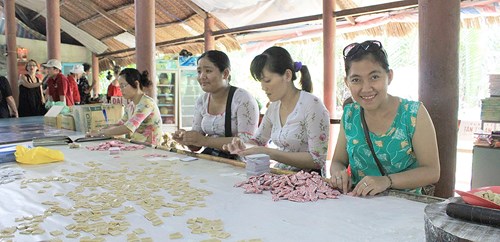 Du khách hào hứng làm kẹo dừa như trở về với tuổi thơ ngọt ngào.