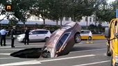 Siêu xe Rolls-Royce bị hố tử thần nuốt chửng ngay trên đường