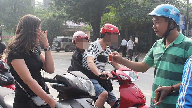 Cảnh sát mặc thường phục có được xử lý vi phạm giao thông