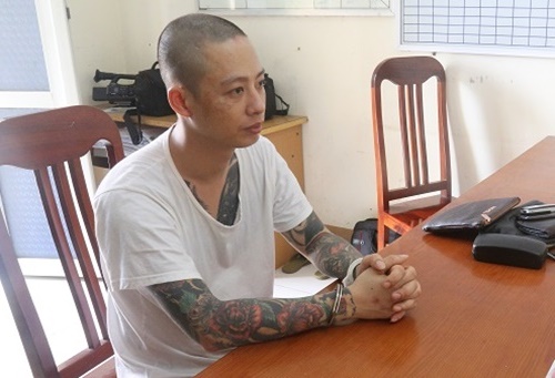 Thanh niên xăm trổ tàng trữ ma túy, đuổi đánh Công an