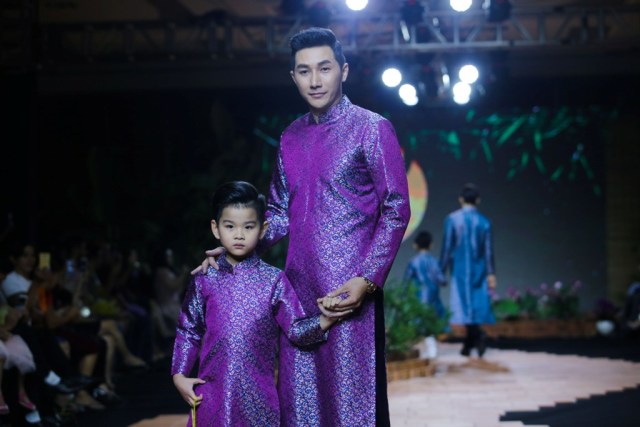 Kiều nữ Việt Trinh sánh bước cùng NTK Nhật Dũng khai mạc cùng tà Áo Dài Việt