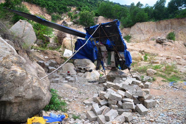Nạn khai thác đất đá trái phép chưa chấm dứt