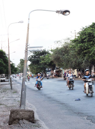 Trụ đèn bật gốc nguy hiểm