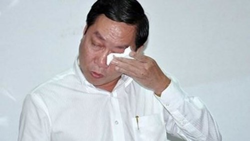 Ông Nguyễn Tấn Bỉnh, Giám đốc Sở Y tế TP.HCM khóc lóc