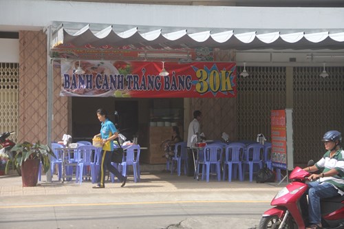 Quán bánh canh Trảng Bàng lấn chiếm vỉa hè