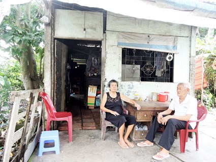 Ông bà Hai thui thủi chăm sóc nhau lúc tuổi già xế bóng.