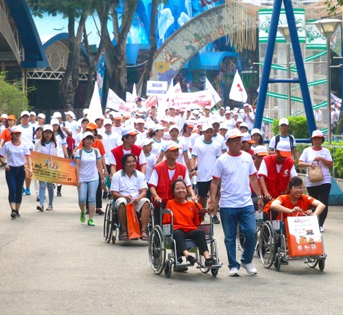 Hào hứng tham gia chương trình đi bộ