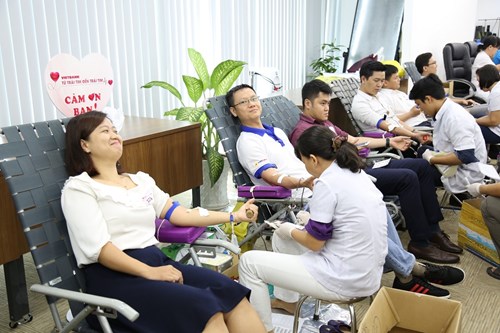 300 tình nguyện viên là Ban lãnh đạo, Cán bộ nhân viên Vietbank tại khu vực TP.HCM đã tham gia ngày hội Hiến máu tình nguyện 2017 - “Vietbank từ trái tim đến trái tim”