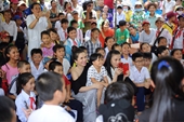 Hoa hậu Lê Thanh Thúy giản dị về Bến Tre khám bệnh cho bà con nghèo