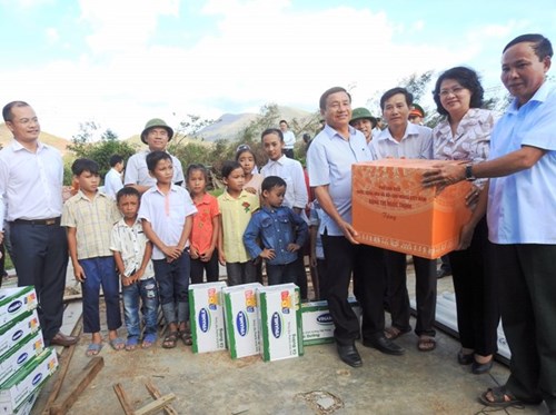 Bà Đặng Thị Ngọc Thịnh – Phó Chủ tịch nước, Bà Lê Tuyết Mai, Phó Giám Đốc Quỹ Bảo trợ Trẻ em Việt Nam, ông Đậu Phi Tú – Giám Đốc Trang trại Vinamilk Hà Tĩnh và đại diện lãnh đạo tỉnh Hà Tĩnh đến thăm và tặng quà, sữa cho người dân và trẻ em vùng lũ xã Kỳ Lạc, huyện Kỳ Anh, Hà Tĩnh