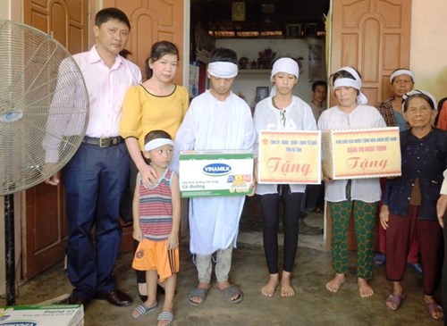 Đoàn công tác tới thăm hỏi và tặng quà gia đình anh Nguyễn Thu Lộc – người đã gặp tai nạn và mất trong quá trình giúp dân khắc phục hậu quả của cơn bão tại tỉnh Hà Tĩnh