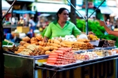 Phố hàng rong tại Cần Thơ thu hút khách du lịch với hàng trăm món ăn vặt