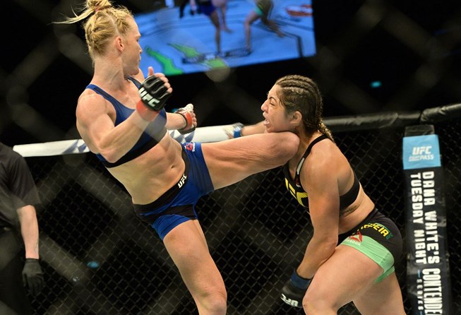 Cú head kick “ngàn thu vĩnh biệt” của Holm