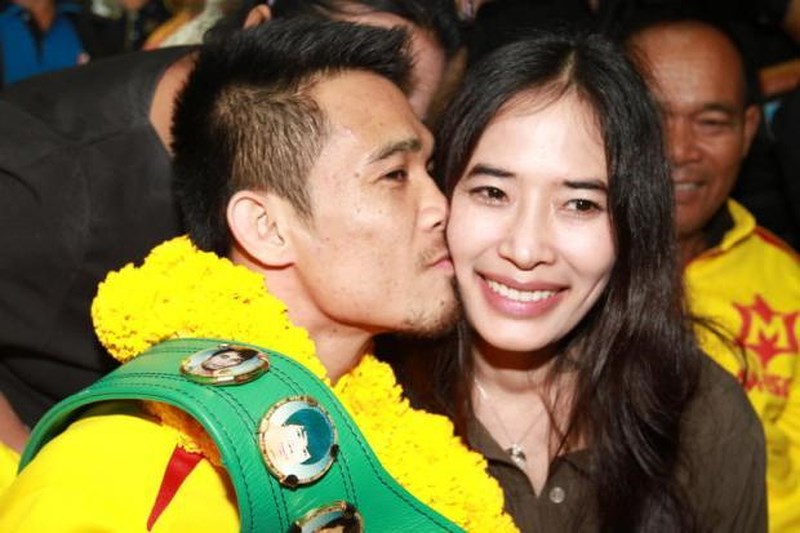 Đánh bại đối thủ rồi cưới vợ, mua xe, xây nhà