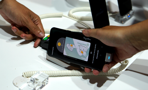 Đã có thể quẹt điện thoại trả tiền thay thẻ ATM tại Việt Nam