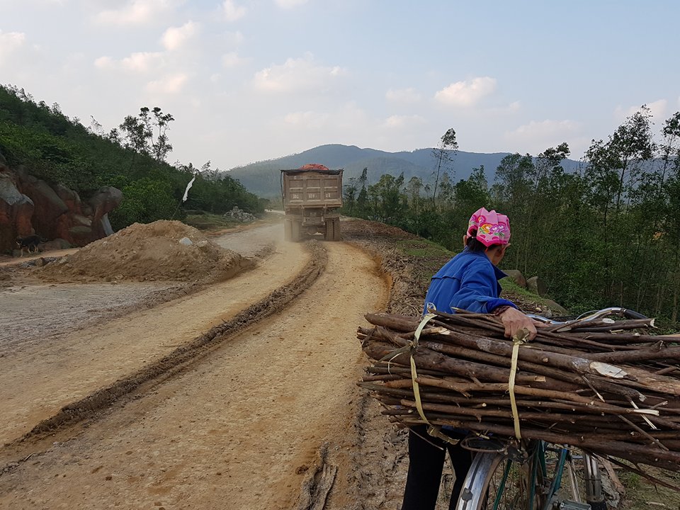 Xe quá tải phá nát quốc lộ 15B có qua mặt cơ quan chức năng