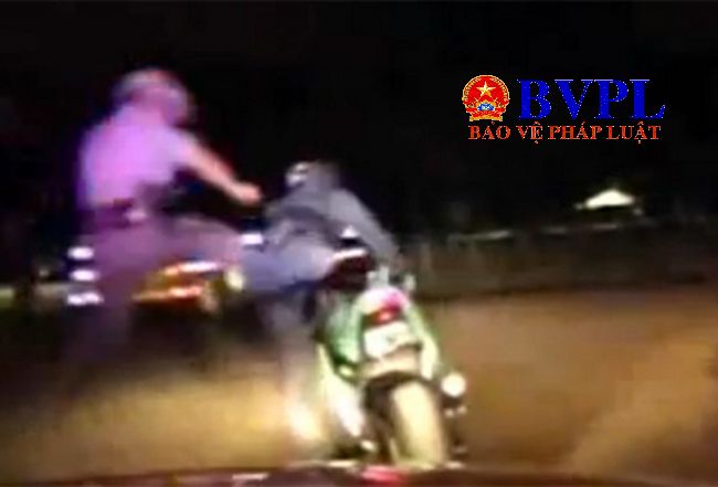 Đặc nhiệm ra đòn hạ gục tên hai tên cướp trên đường