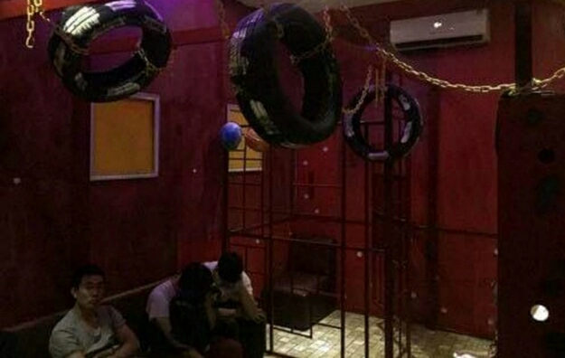 Hàng chục thanh niên “quan hệ đồng tính” tập thể trong tiệm gội đầu