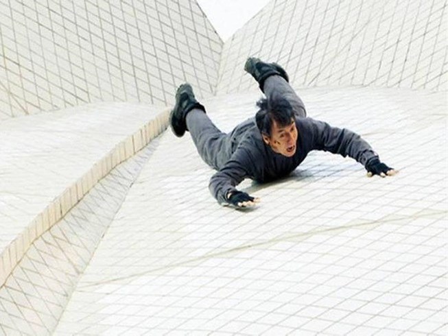 Thành Long có thể phải ngồi xe lăn suốt đời