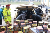 CSGT bắt giữ đối tượng vận chuyển 240 kg pháo sử dụng ma túy đá