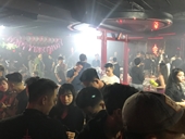Cảnh sát ập vào quán bar, nhiều dân chơi vứt ma túy tháo chạy