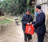 Viện KSND huyện Tủa Chùa trao tặng quà tết cho người nghèo