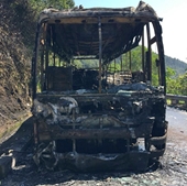 Cháy rụi xe khách trên đèo Hải Vân, 29 người nước ngoài thoát chết