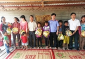 VKSND huyện Krông Pa trao 45 suất quà Tết tặng đồng bào buôn kết nghĩa