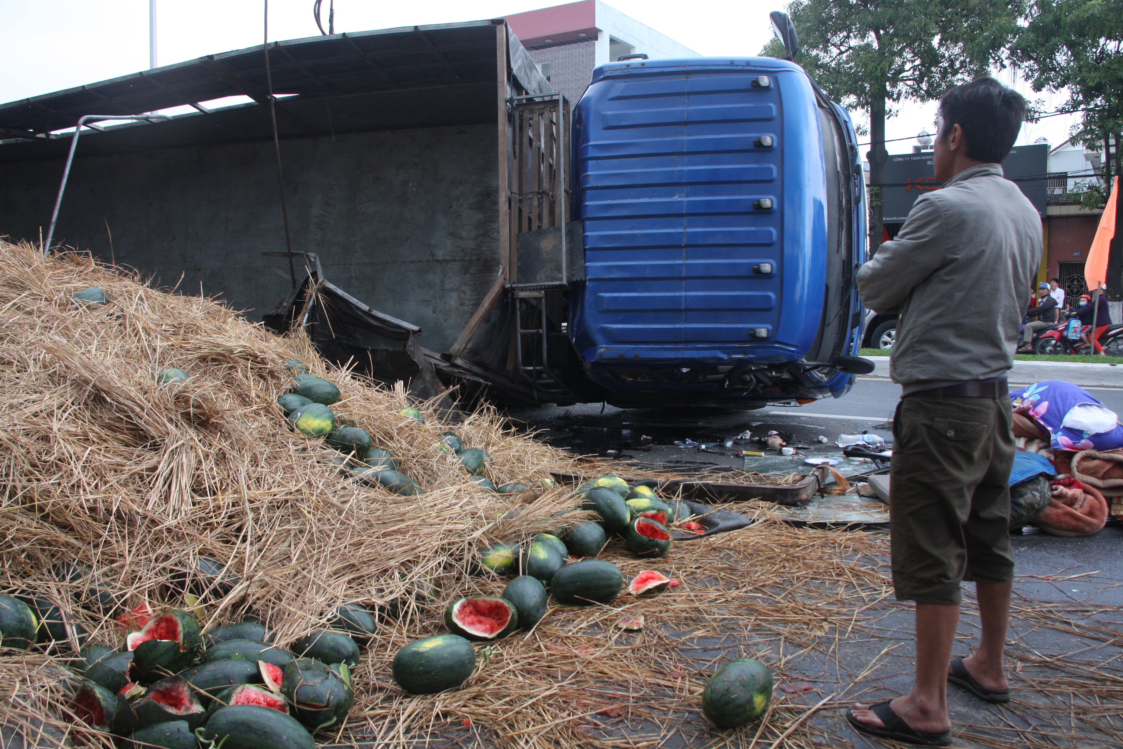 Tài xế ngủ gật, xe chở dưa đâm dải phân cách lật nghiêng giữa đường