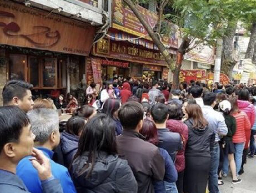 Đội mưa lạnh xếp hàng mua vàng ngày Thần Tài