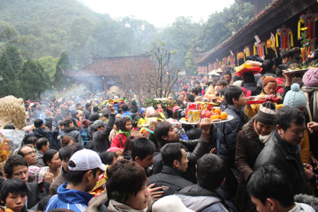 Đình chỉ công tác đối với 7 lãnh đạo, công chức đi lễ trong giờ hành chính