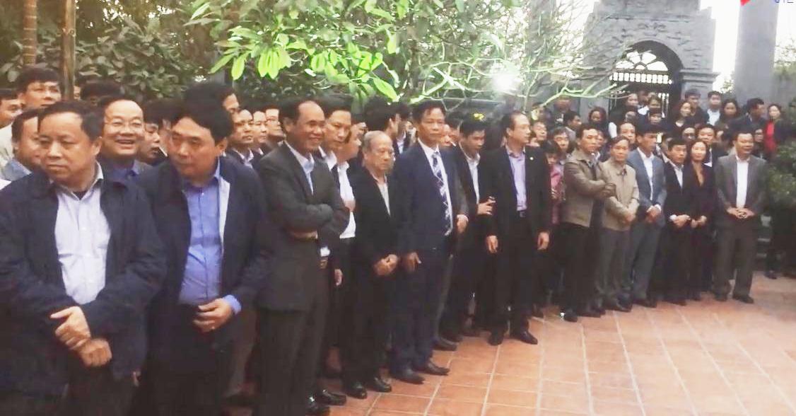 Hải Phòng Quan chức xếp hàng tại lễ phát ấn