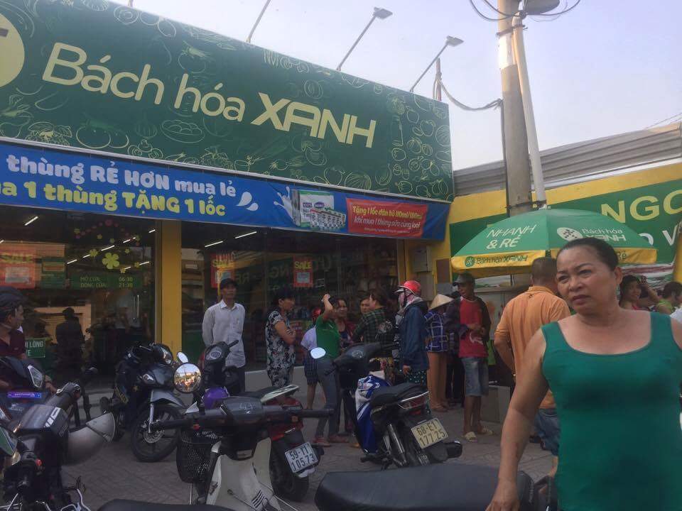 Nhân viên cửa hàng tạp hóa tự châm lửa thiêu chính mình