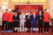 Thủ tướng trao tiền đấu giá bóng và áo đội U23 Việt Nam cho huyện nghèo