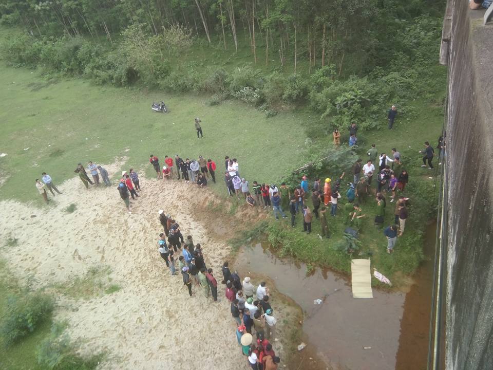 Phát hiện thi thể học sinh lớp 8 nghi nhảy cầu tự tử