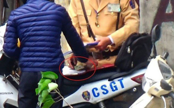 Tạm đình chỉ nhiều cán bộ CSGT vì nghi nhận tiền mãi lộ