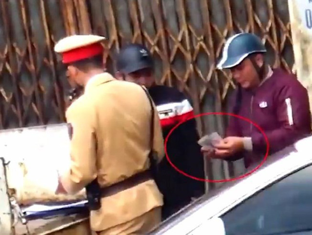 Chủ tịch UBND TP Hà Nội chỉ đạo làm rõ vụ CSGT Hà Nội nghi nhận mãi lộ