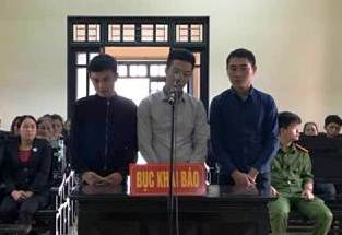 Đòi tiền bảo kê quán nhậu, đập vỏ chai bia kê vào cổ chủ quán