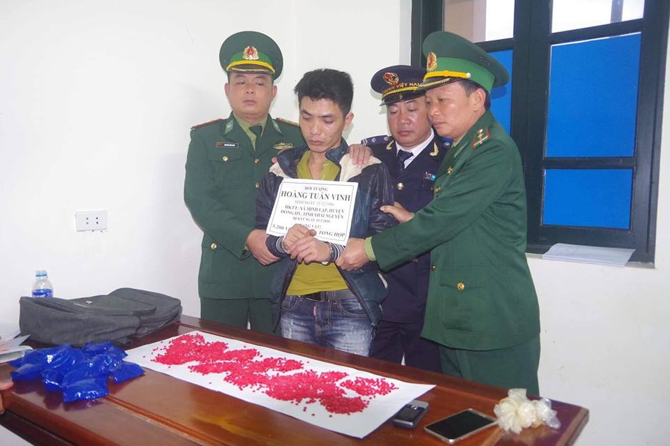 Bắt đối tượng “tuồn” trái phép 3 200 viên hồng phiến