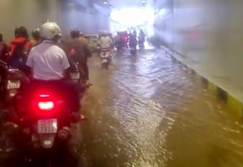 Nút hầm chui “đua tiến độ phục vụ APEC” chưa bàn giao đã trục trặc, ngập nước