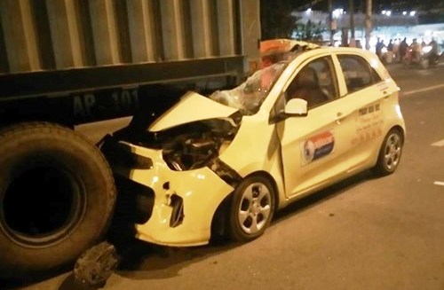 Taxi đâm thẳng vào đuôi container, nam tài xế chết thảm