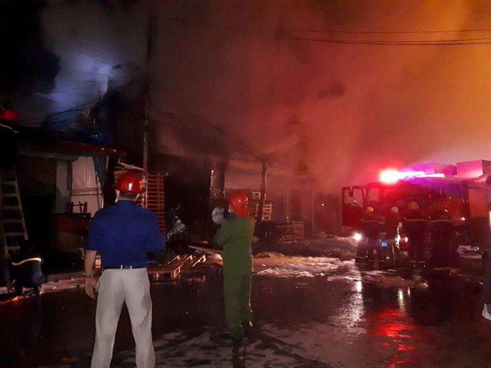 Cháy rực xưởng gỗ, thiêu rụi cả nhà dân ở Hải Phòng