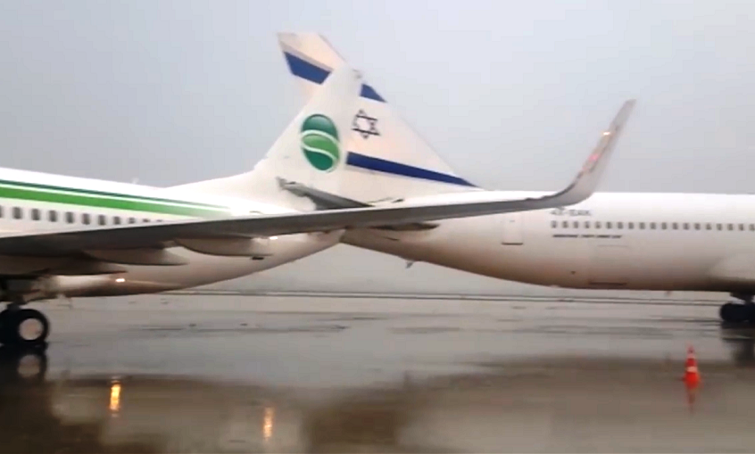 Va vào nhau trên đường băng, hai máy bay bị dính chặt đuôi