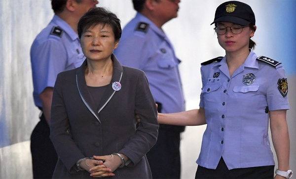 Cựu Tổng thống Hàn Quốc Park Geun-hye bị tuyên án 24 năm tù giam