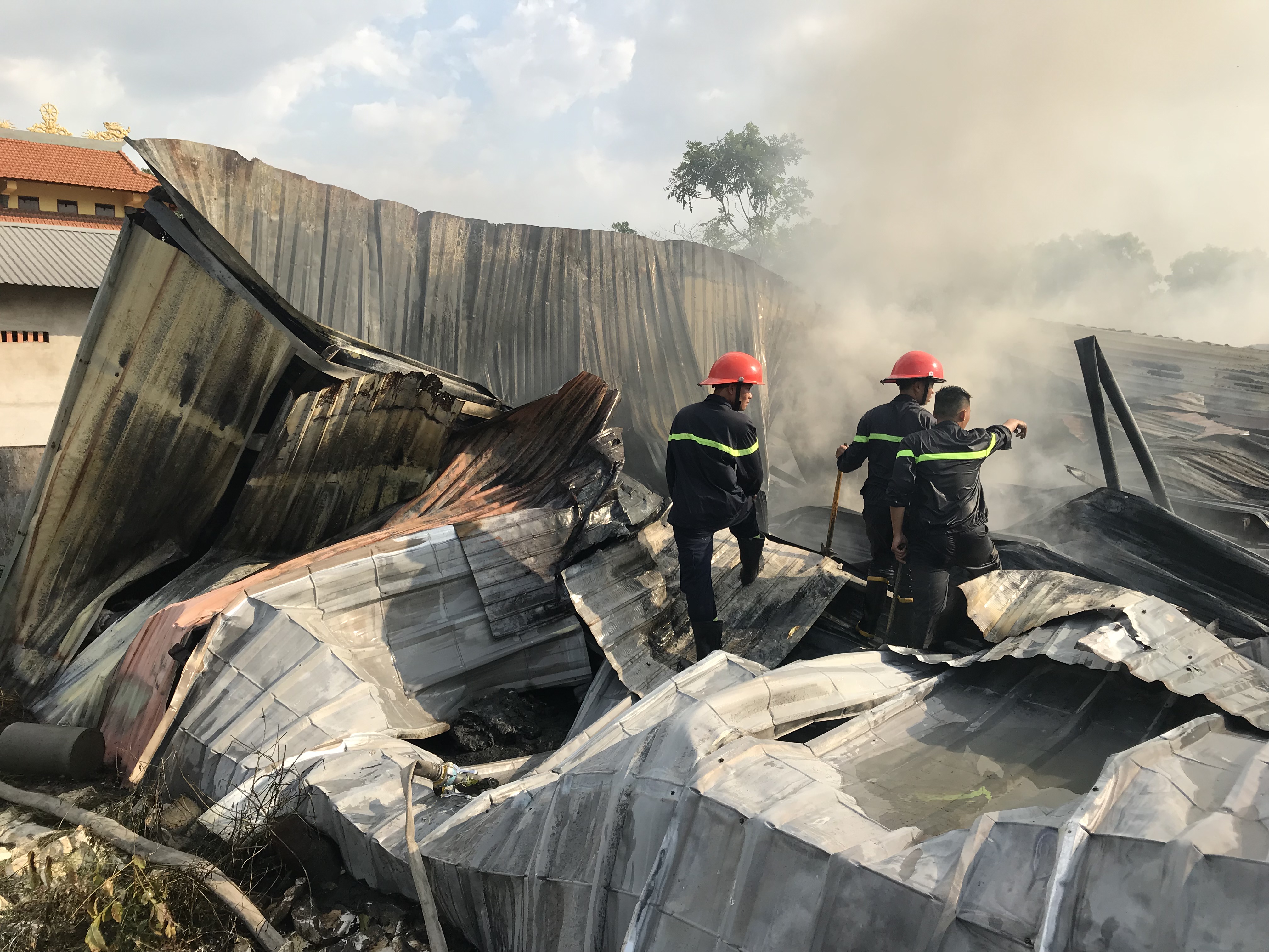 Cháy kho phế liệu, nhiều người dân tháo chạy