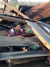 Lốc xoáy càn quyét làm hàng trăm ngôi nhà của dân bị tốc mái và đổ sập