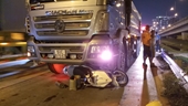 Chạy xe máy băng ngang qua đường, hai vợ chồng bị xe ben tông thương vong